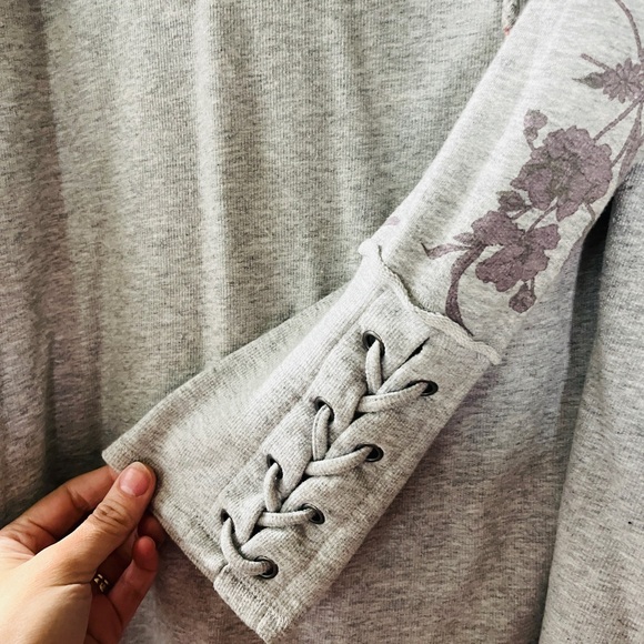 Maurice’s lace up sleeve light weight Sweatshirt - Picture 2 of 6